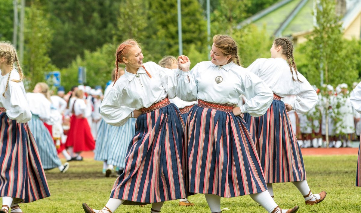 Eesti naised rahvariietes