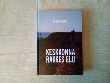 Tõnis Kaasik pühendab raamatu „Keskkonna rakkes elu” oma lastele ja lastelastele. „Et te teaksite,” märgib autor.