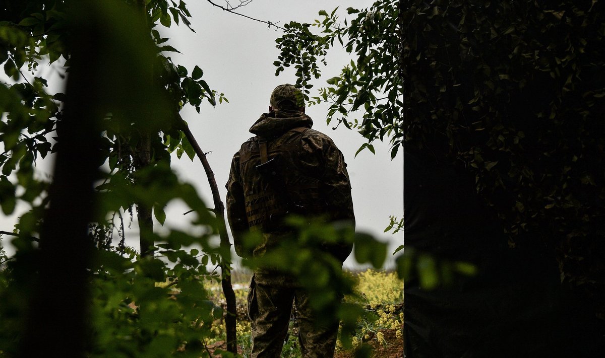  Украинский солдат наблюдает за российскими позициями в Харьковской области