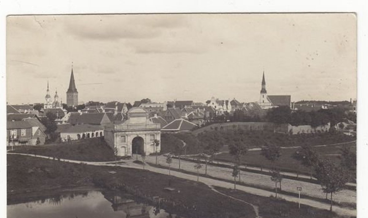 Vaade enne Teist maailmasõda üle Tallinna värava Pärnu vanalinnale. Vasakul kõrgumas tänaseks linnapildist kadunud keskaegse Nikolai kiriku torn.