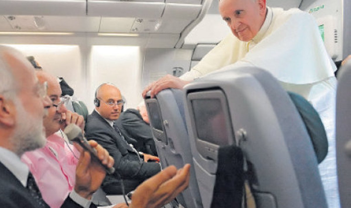 Paavst Franciscus vestles ajakirjanikega geidest pikal tagasilennul Brasiiliast. 