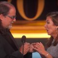 VIDEO | Maailma kõige romantilisem tänukõne? Emmy auhinda vastu võtnud lavastaja palus otse-eetris oma kallima kätt