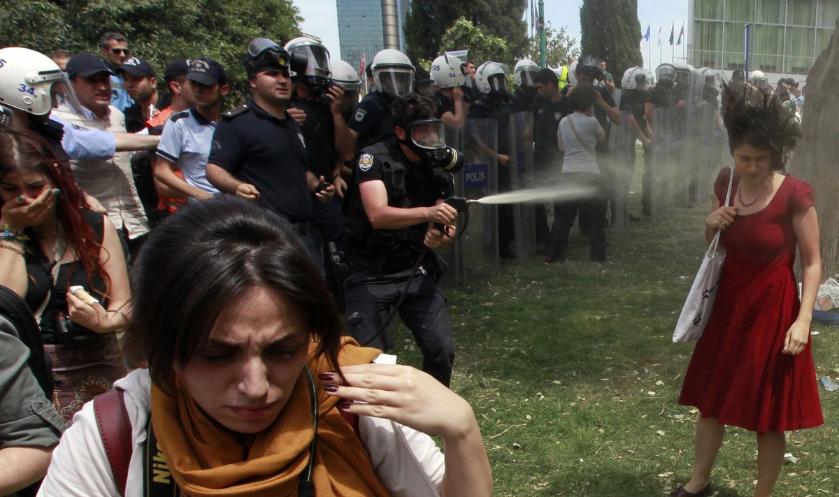 2013. aastal Taksimi väljakul toimunud rahutuste sümboliks sai noor naine, keda politseinik ründab pisargaasiga. Just noored naised on Türgi ühiskonna tuleviku pärast kõige rohkem mures, ütleb Burhan Sönmez.