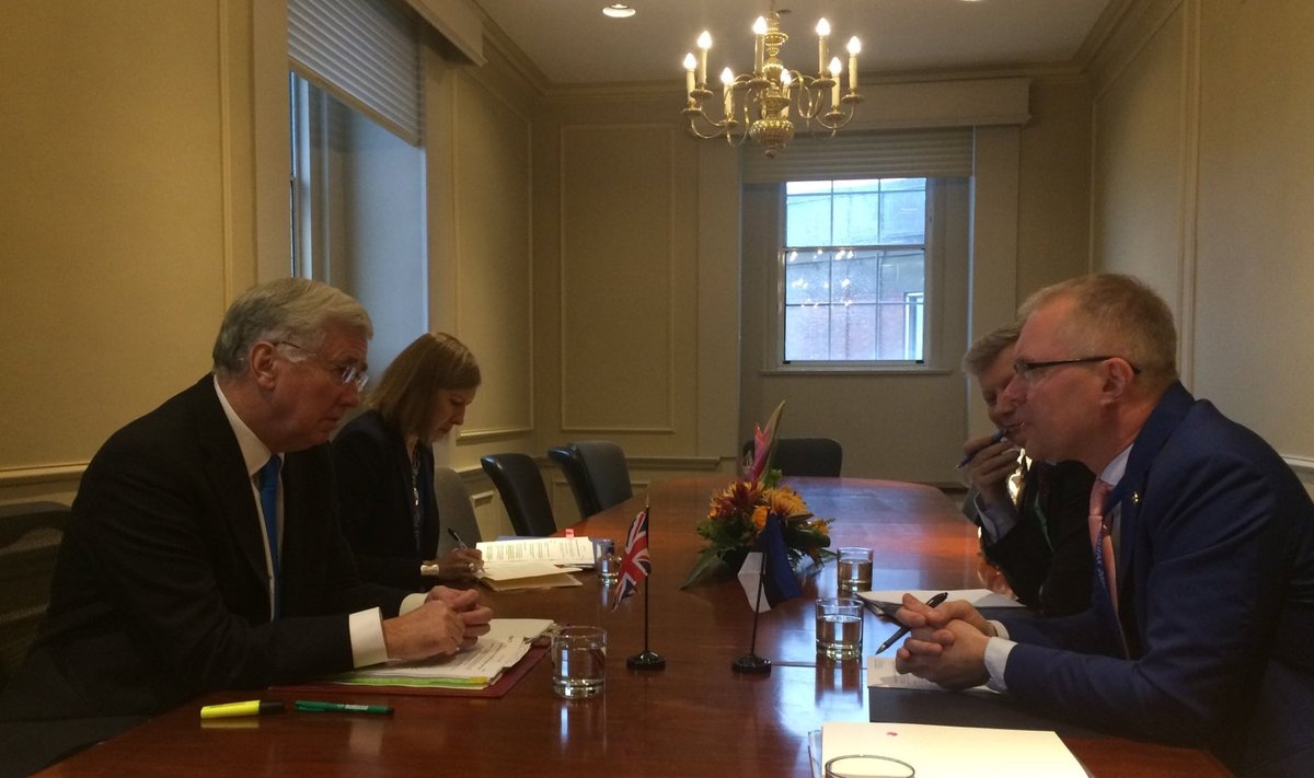 Kaitseminister Hannes Hanso (paremal) kohtumas oma Ühendkuningriigi kolleegi Michael Falloniga   Lisainfo: