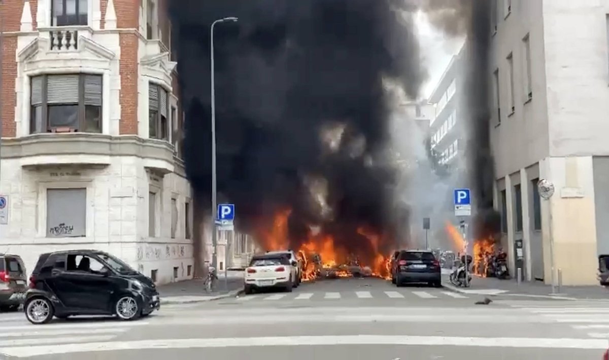 foto IPP da video milano 11-05-2023 Incendio in centro a Milano, auto a fuoco nell esplosione nella foto le fiamme e il 