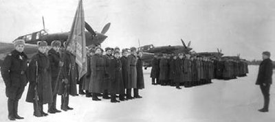 Talv 1944 Tori lennuväljal, diviisi komandöri vastuvõtt, lipuga mees on lennuvälja komandör Titovitš