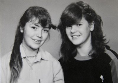 Tiina (paremal) koos sõbranna Liisaga 1980ndate keskel.