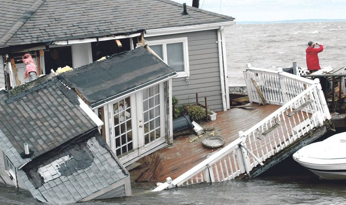 28. augustil troopilises tormis Irene kannatada saanud kodu Connecticuti osariigis Fairfield Beach Roadil Pine Creekis. Tormituul hävitas enamiku vee piiril olevaid kodusid, murdis puid ning jättis peaaegu poole osariigist elektrita.