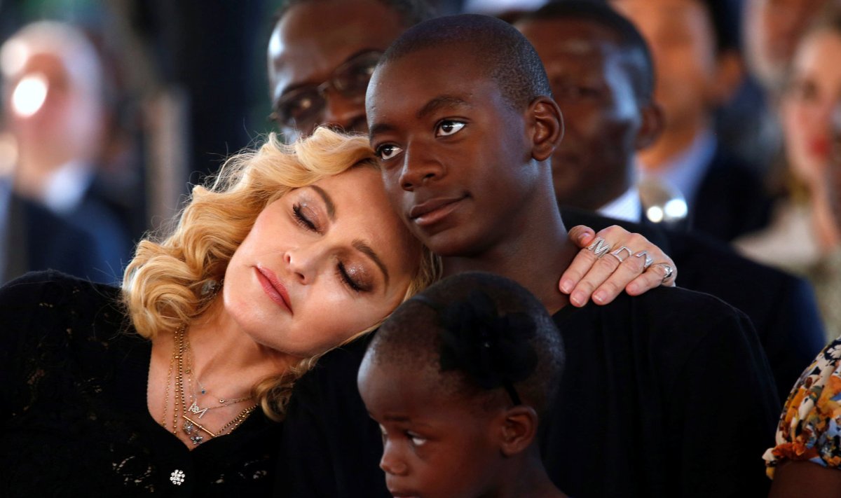 Madonna oma poja Davidiga.