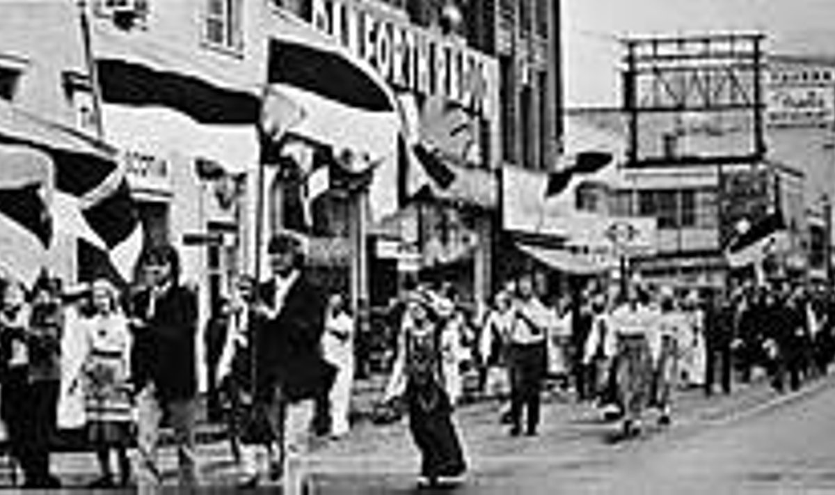 SINIMUSTVALGED TORONTOS: ESTO 1972 peeti Kanadas Torontos, kus toimus tähelepanu äratanud rongkäik ja 15 000 eestlase demonstratsioon Toronto raekoja ees. erakogu