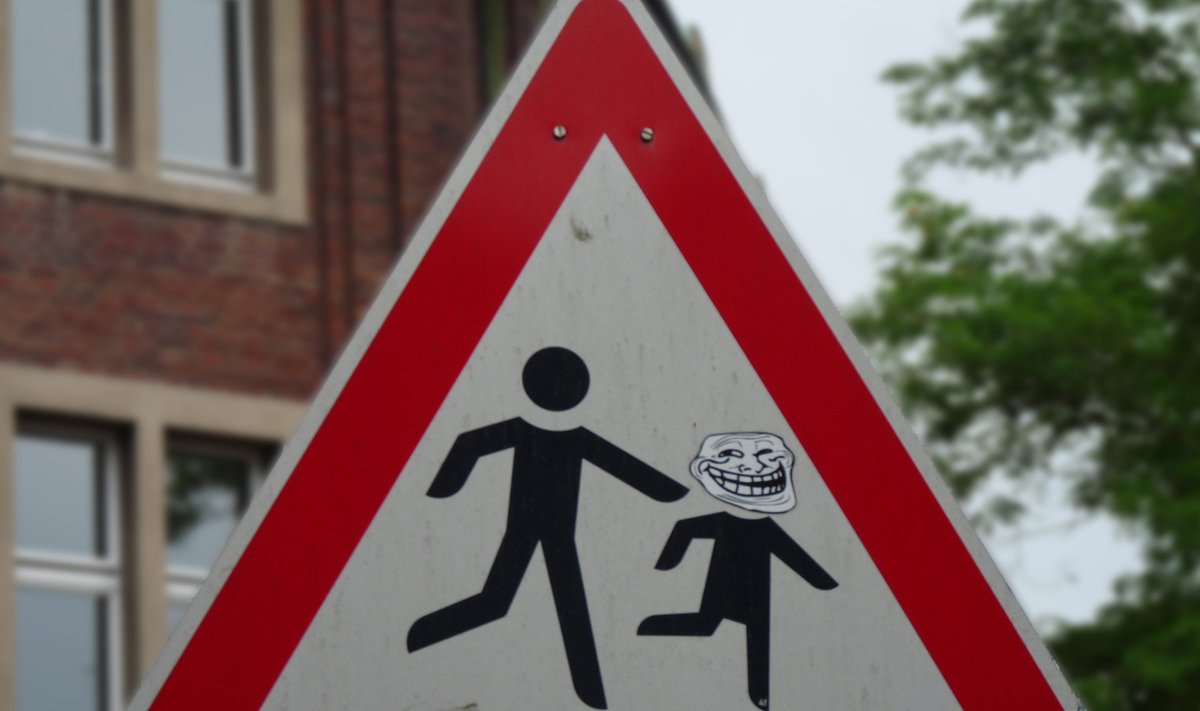 Illustreerival eesmärgil: internetimeemiga "kaunistatud" liiklusmärk Saksamaal (Foto: Wikimedia Commons / WIKImaniac)
