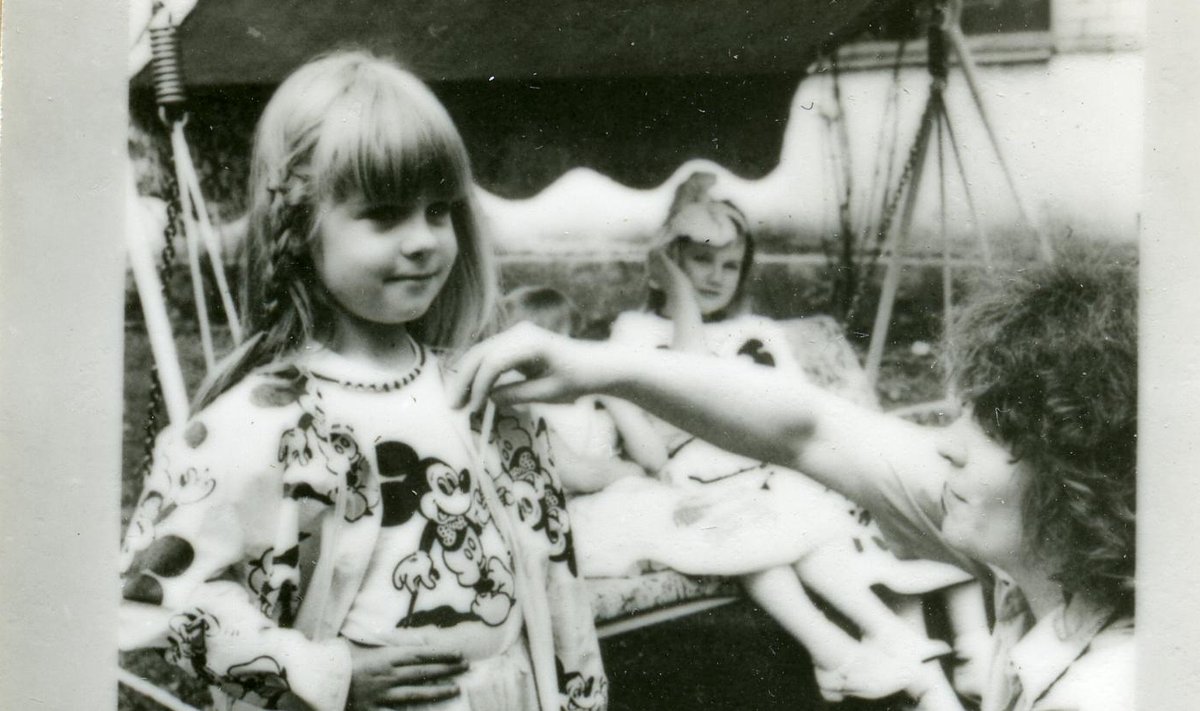 Fotol: Silueti modelleerija sättimas lasteriideid 1987. aastal. Eesti Ajaloomuuseumi fotokogu