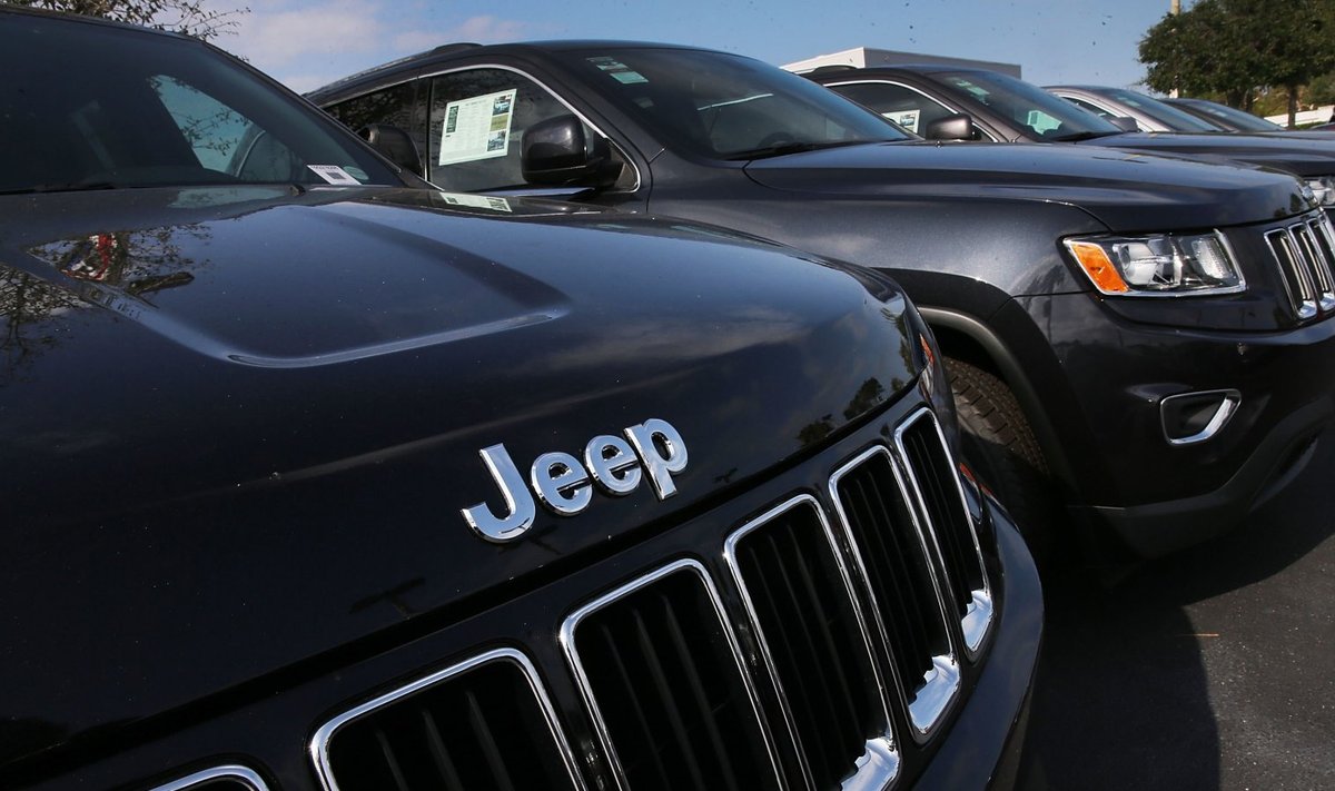 Müügiootel 2015. aasta Jeep Grand Cherokeed USA automüüja parkimisplatsil.