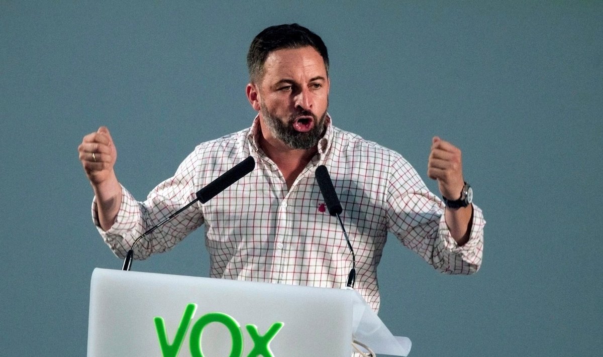 Voxi juht Santiago Abascal viis partei aprillis esimest korda parlamenti ja suurendas nüüd tublisti toetust.