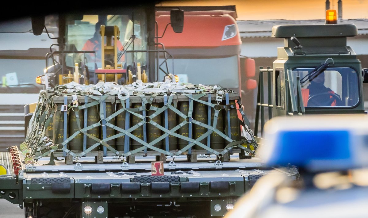 ABI JÕUAB: Laskemoona laadimine USA transpordilennukilt Poolas Rzeszów-Jasionka lennuväljal tänavu kevadel.