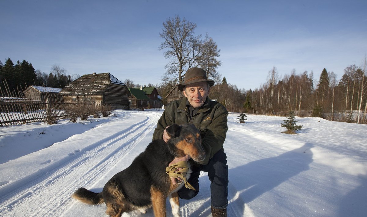 Põline metsamajandaja Mati R. Talvik veel põlisema metsavahikoha sissesõiduteel koos koer Muriga. Nii mõnigi asi kipub metsanduses tänapäeval kiiva kiskuma, on Talvik sunnitud tunnistama.