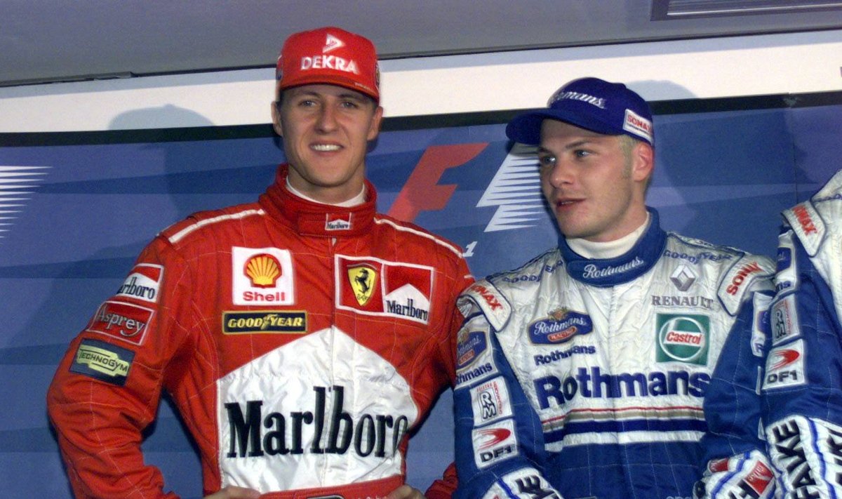 Michael Schumacher ja Jacques Villeneuve 1997. aasta 25. oktoobril pressikonverentsil Jerezi ringrajal. 