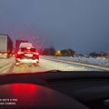Teed on hirmus libedad: Tallinnas Põrguvälja liiklussõlmes on veoautodel raskusi mäest üles saamisega