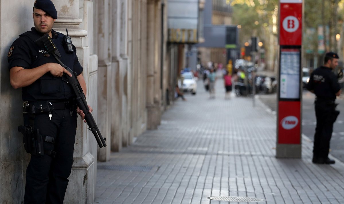 Politseinikud Barcelona tänavatel patrullimas