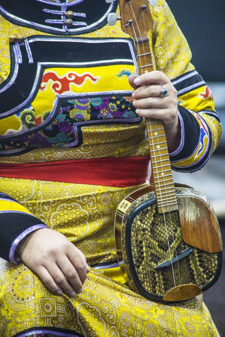 Tõva rahvusorkester kasutab läbisegi traditsioonilisi Venemaa pille ja ka nõukogudeaegseid n „hübriidseid” instrumente. Fotol pill nimega tšanzõ.