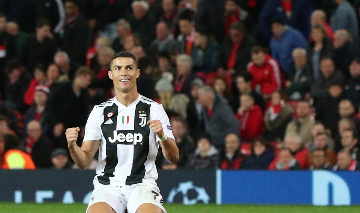 Cristiano Ronaldo õnnelikuna Old Traffordi murul