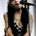Amy Winehouse nõudis lava taha 48 pudelit viskit