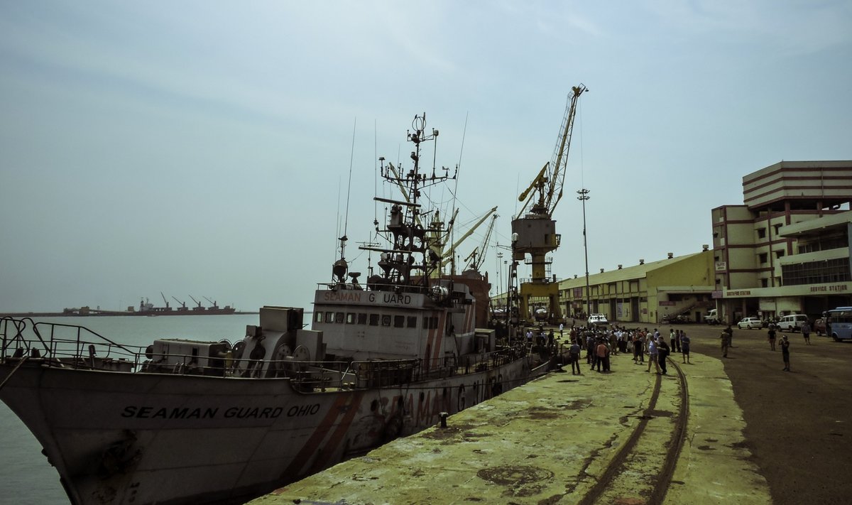 Seaman Guard Ohio, mis piraadiküti eelmisel aastal tehtud fotol Indias kai ääres roostetas, pole ametlike dokumentide järgi üldse laev, vaid paat. Aluse omanik on kadunud kui vits vette.