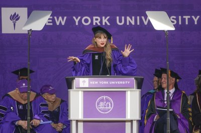 Taylor Swift oma lõpuaktusel kõnet pidamas