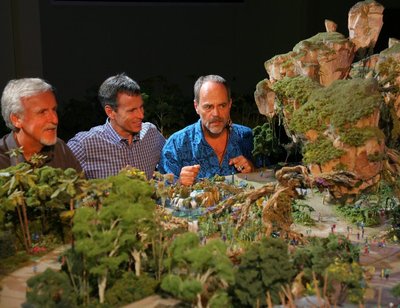 Joe Rohde Walt Disney Imagineeringust (paremal) näitab Cameronile (vasakul) tulevase teemapargi maketti.
