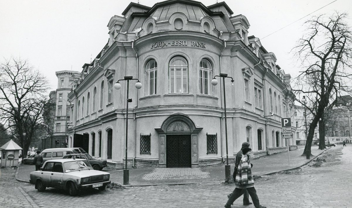 1992. aasta novembris puhkes pangakriis, kolme suurema panga (Tartu Kommertspanga - TKP, Balti Ühispanga - UBB ja Põhja-Eesti Aktsiapanga - PEAP) ning kaheksa väiksema panga maksejõuetuks muutumine. Olukorra päästmiseks moodustati UBB ja PEAP ühendamise teel uus pank - Põhja-Eesti Pank. 