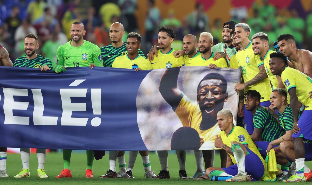 Brasiilia koondislased MM-i ajal Pelele toetust avaldamas.