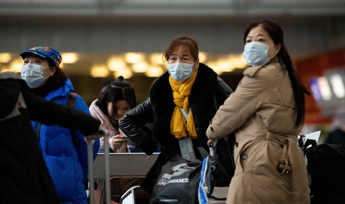 Hiinasse suunduvad reisijad möödunud neljapäeval Frankfurdi lennujaamas