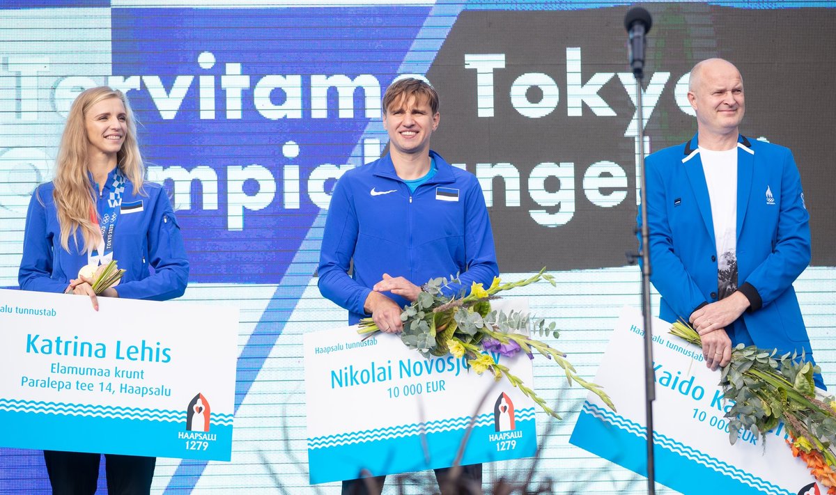 Tokyo olümpialt naastes mahtusid Kaido Kaaberma (paremal), Nikolai Novosjolov (keskel) ja Katrina Lehis veel ühele pildile. Sõbrad polnud nad juba siis, kuid nüüdseks on tüli võtnud kogu Eesti vehklemist kahjustava mõõtmed. 