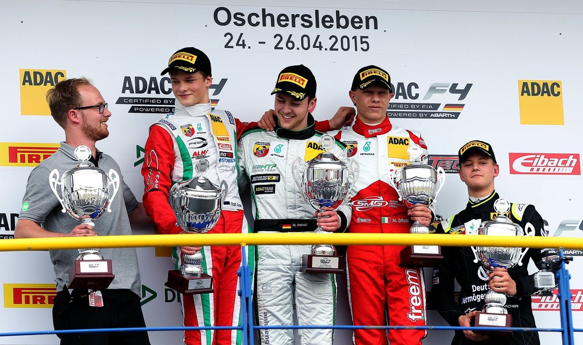 Ralf Aron (vasakult teine) poodiumil teise koha karikaga, Mick Schumacher (paremal) parima uustulnuka tiitliga.