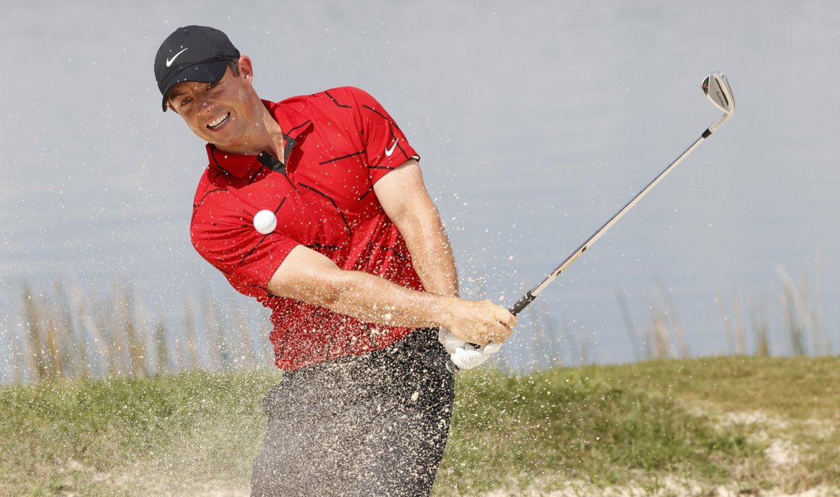 Rory McIlroy kandmas Tiger Woodsile omast punast ja musta riietust.