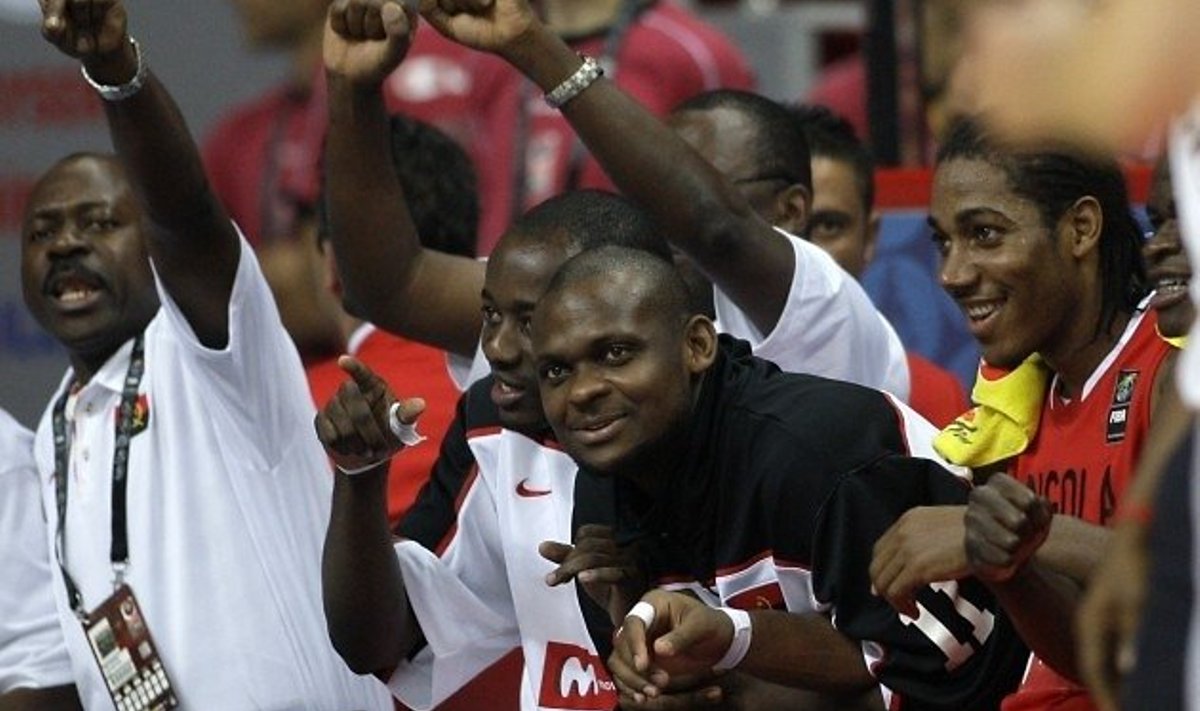 Angola korvpallikoondis nautimas võitu Saksamaa üle