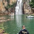 Скала обрушилась на лодки с туристами на озере в Бразилии