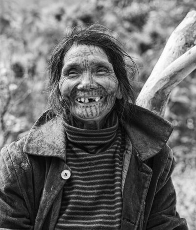 Myanmaris on võimalik igal tänavanurgal osta kun-ya’d ehk ergutavat närimiskummi, mis on valmistatud areekapähklitest, beetlipalmi lehtedest, kuivatatud tubakalehtedest ja lubjapastast. Peamiselt närivad seda hambaid punaseks tegevat nätsu vanemad mehed, kuid ergutust vajavad ka noored naised, ehkki see kahjustab tõsiselt hambaid.