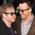 Elton John lapsendab uue põngerja