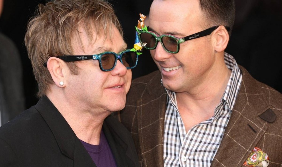 Elton John pildil koos oma abikaasaga