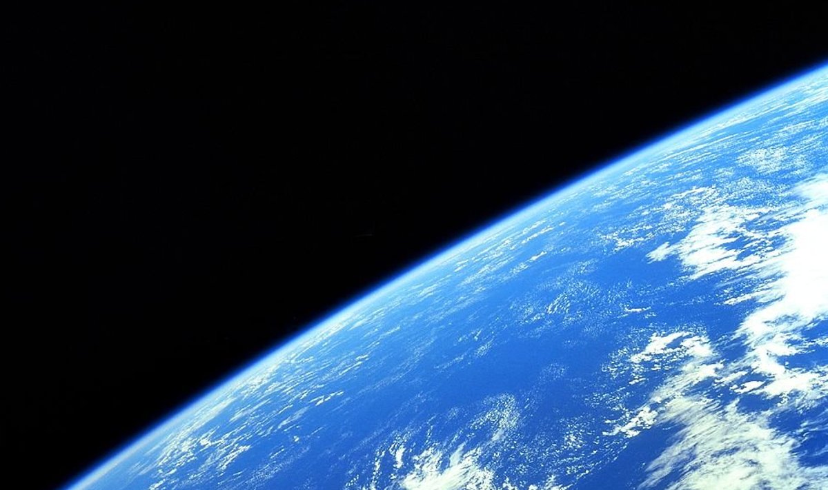 Arvutis loodud pilt, kuidas Maa näeks välja kõrgelt orbiidilt vaadelduna (Foto: Wikimedia Commons / THEBLITZ1)
