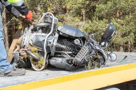 Esmaspäeval juhtus liiklusõnnetus Saaremaal, Vaoivere-Vätta teel sõitis mootorrattur teelt välja vas tu puud ja hukkus sündmuskohal