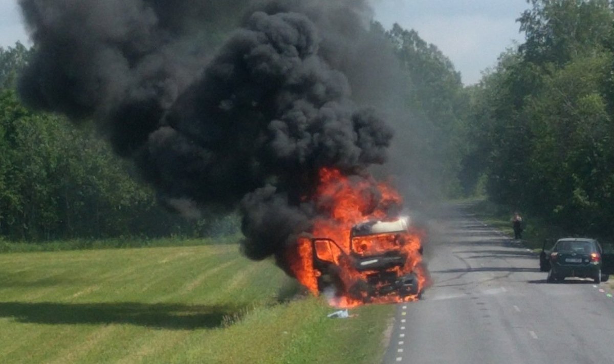 21. juunil põrkas Lääne-Nigula vallas Linnamäe külas väikebuss kokku sõiduautoga. Valge kaubik süttis.