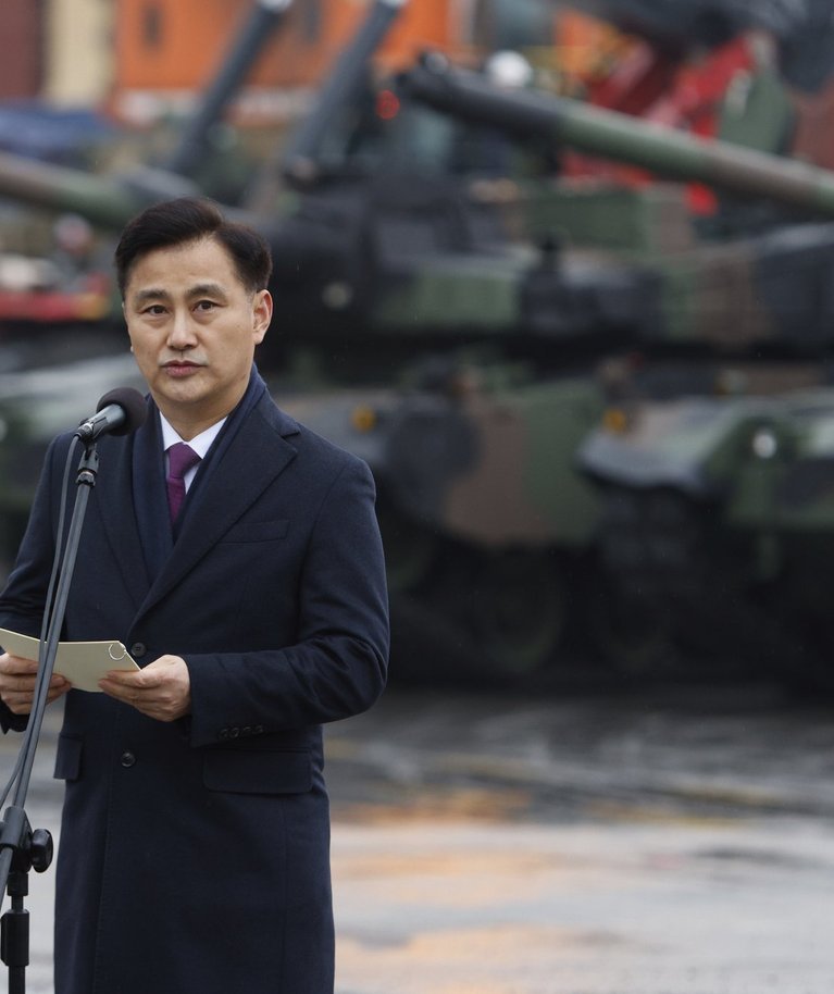 Lõuna-Korea kaitsehangete minister Eom Dong-hwan detsembris tankisaadetisega Poolas. Ukraina relvastamisse suhtub riik aga tõrjuvalt.