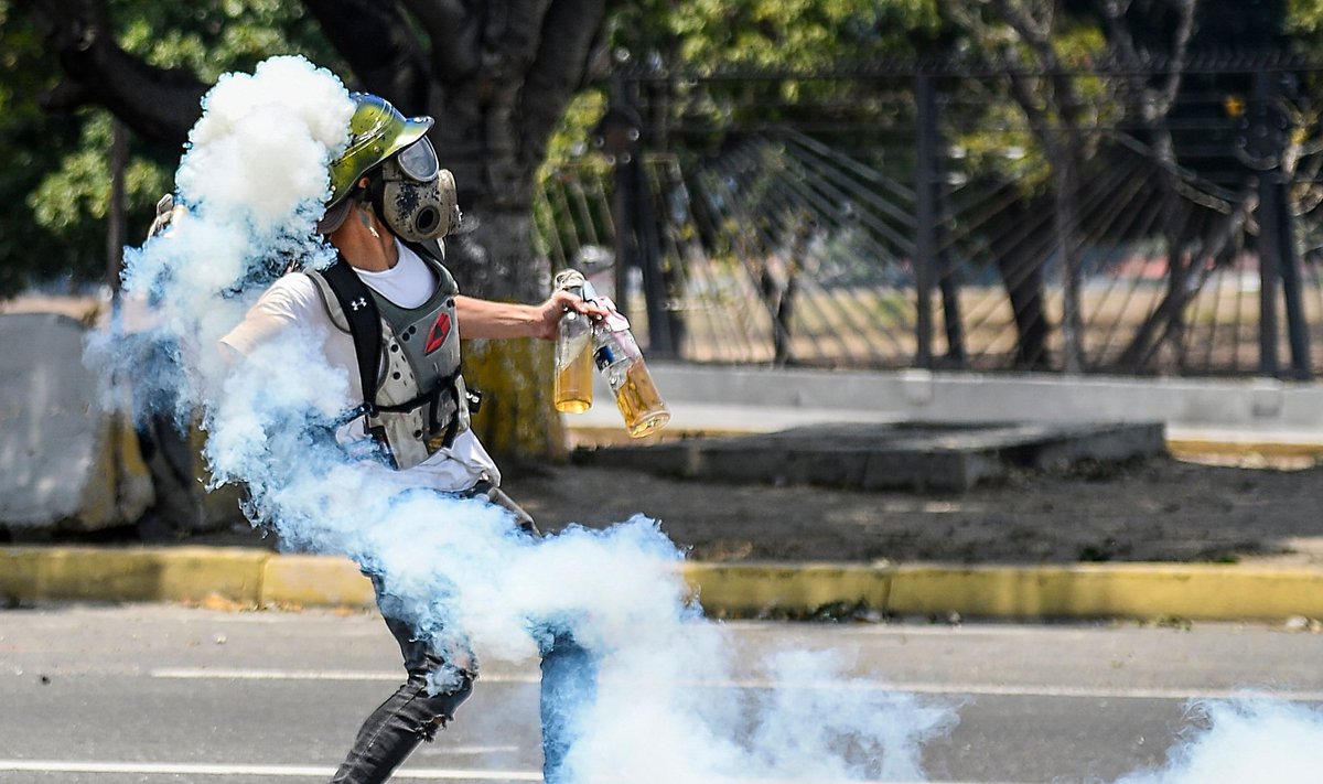 Venezuela valitsusvastaste arsenali kuuluvad ka „Molotovi kokteilid”.