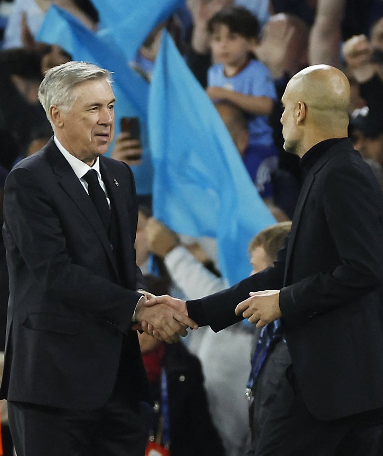 Kaks suurt treenerit Carlo Ancelotti ja Pep Guardiola suruvad kätt. Sedapuhku jäi peale Guardiola.