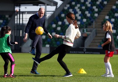 Inglismaa jalgpalliliidu president prints William ja hertsoginna Catherine ei pidanud paljuks Belfastis lastega palli mängida.