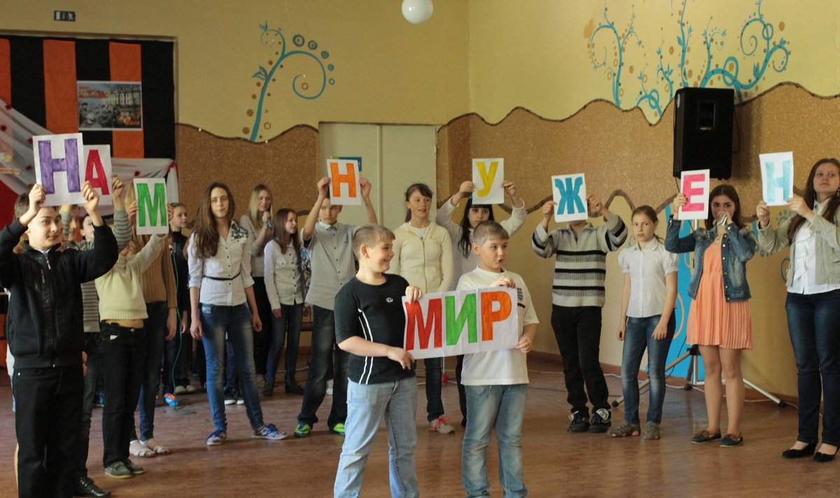 Донецкие дети репетируют последний звонок.