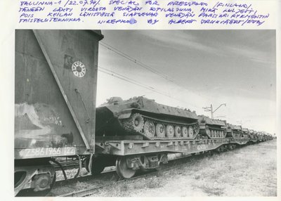 Nõukogude sõjaväe transporttehnika väljavedu Kloogal, 20.07.1994, Foto: Albert Truuväärt, ETA, EE Arhiiv