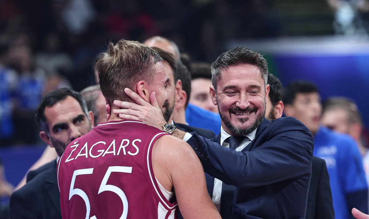 Arturs Žagars ja Itaalia koondise peatreener Gianmarco Pozzecco.